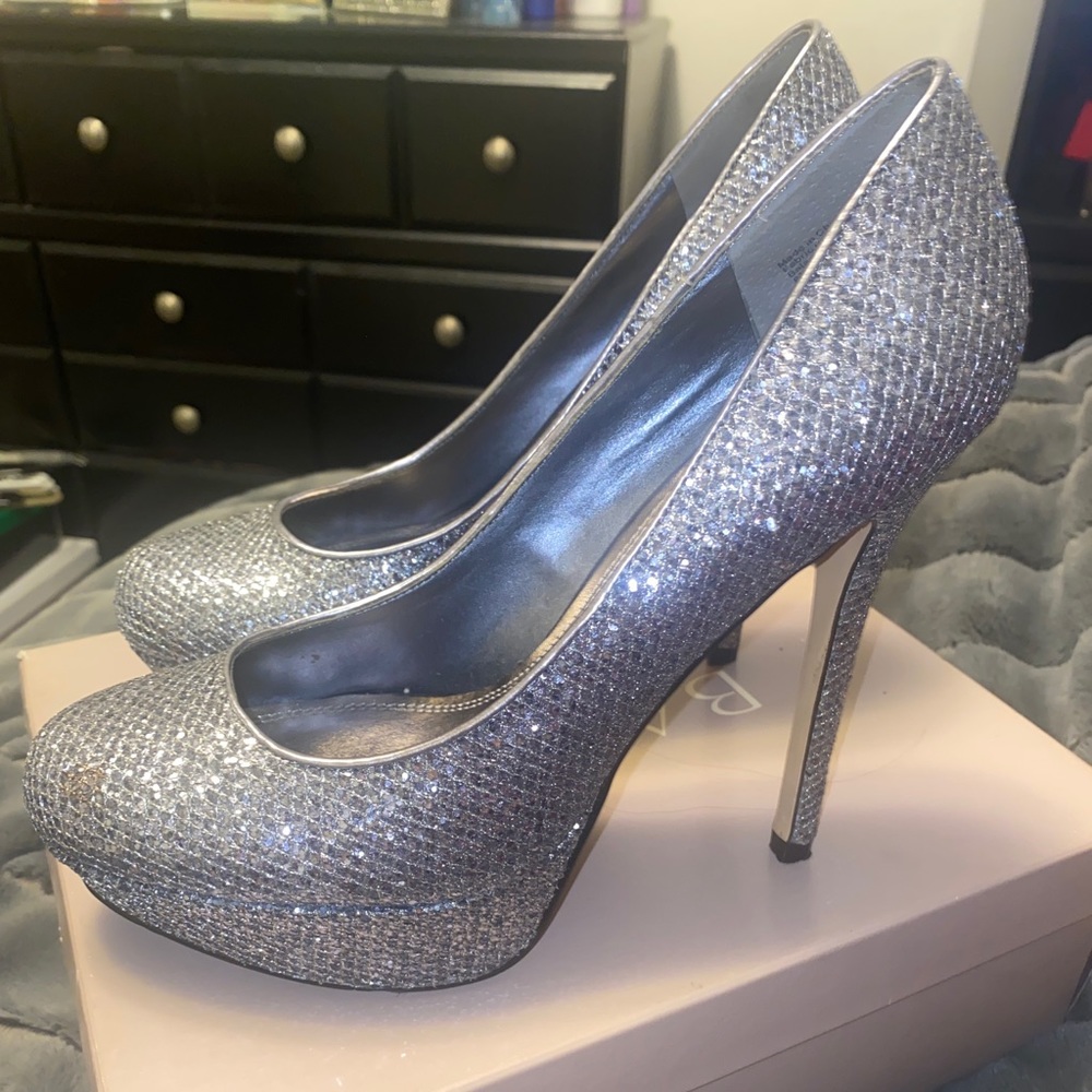 Bakers “Pewtr” shiny pump